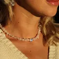 Gros plan d'un collier de plage avec des éclats de pierre et perle en céramique. - Style Perle en Céramique Chinoise / 38+5cm / Motif Porcelaine Blanc