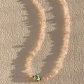 Gros plan sur un collier de pierres concassées roses de style bohème avec perle verte - 38+5cm / Rose avec Perles Vertes
