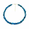 Detailopname van blauwe natuurstenen halsketting met verstelbare gouden kettingsluiting - 38+5cm / Blauw
