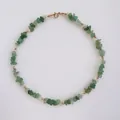 Vue détaillée du collier en éclats de pierre verte avec perles dorées pour le style plage - 38+5cm / Blanc Vert avec Perles Dorées