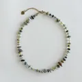 Vue détaillée d'un collier de style plage en pierres concassées et perles colorées - 38+5cm / Camouflage Perles de Riz