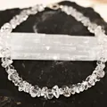 Vue détaillée en gros plan d'un collier en éclats de quartz sur fond de pierre noire - 38+5cm / Blanc Translucide