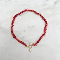 Detailansicht der roten Steinkette im Beach-Style mit goldenem Knebelverschluss und Perle - Rote Bruchsteinkette mit Süßwasserperlen-Anhänger