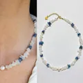 Collier de plage fait main avec éclats de pierre naturelle et perle, fermoir cœur doré - Ras du cou en pierres naturelles bleu-blanc et perles d'eau douce