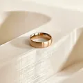 Detailansicht eines eleganten 6mm gebürsteten Rings aus 18 Karat Gold-Titanstahl - US 4 / 6mm Gebürstet Roségold