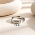 Nahaufnahme eines 4mm Titanstahlrings mit eleganter gebürsteter Silbeoberfläche - US 4 / 4mm Gebürstet Silber