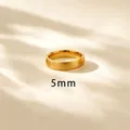 Detailaufnahme eines 5mm gebürsteten 18 Karat Gold-Titanstahlrings mit mattem Finish - US 4 / 5mm Gebürstet Gold