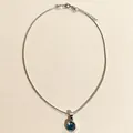 Collier argenté élégant orné d'un pendentif bleu rond poli sur une fine chaîne en serpent. - Bleu