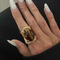 Fashionable gold-plated wide band ring featuring a large oval brown marbled resin stone - Gold & Brown