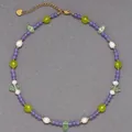 Vue détaillée d'un collier de perles coloré fait main avec perles et breloques feuilles. - Feuilles Vertes en Pierre Naturelle / 38+5cm