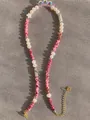 Gros plan détaillé d'un collier d'été fait main avec des perles de verre colorées et perles - Étoile en Coquille de Perle / 38+5cm