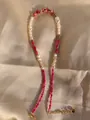 Gedetailleerde weergave van handgemaakte kralenketting met glazen bloemkralen - Rode Roos / 38+5cm