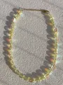 Gedetailleerde close-up van de iriserende glaskralen op deze handgemaakte ketting - Iriserende Glazen Ketting 13 / 38+5cm