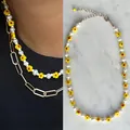 Collier fait main avec fleurs jaunes et perles blanches pour l'été - Fleur Jaune avec Perle / 38+5cm