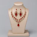 Elegantes goldfarbenes Schmuckset mit roten Strasssteinen für festliche Abendkleider - Roter Strass Geburtstag Schmuckset (NS-J6503GHRED)