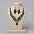 Retro-Schmuckset aus Goldlegierung mit smaragdgrünen Strasssteinen für Abendkleider - Grüner Strass Party Schmuckset (NS-J6503GGREEN)