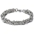 Primer plano de una pulsera para hombre de acero inoxidable con eslabones bizantinos tejidos. - 7mm de Grosor 18cm