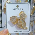 Élégante broche nœud en alliage doré avec perles et strass brillants - Style de Nœud (B244) / Or