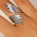 Bague ajustable argentée au design d'ailes exagéré et rubans superposés pour femmes - Bague Lignes Abstraites (A-362) / Argent