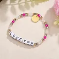 Detailansicht eines handgefertigten Kristallarmbands mit 'LOVE YOU' Buchstaben. - LOVE YOU Stil (ZJ15924)