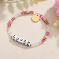 Detailansicht eines Kristallperlenarmbands mit "LOVER"-Buchstabenperlen und Goldanhänger. - LOVER Stil (ZJ15925)