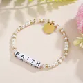Handgemachtes Perlenarmband mit FAITH-Alphabetperlen und goldenem Anhänger-Detail - FAITH Stil (ZJ15922)