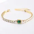 Detail van 4mm roestvrijstalen tennisarmband met groene smaragd en witte zirkonia. - Goud Groen