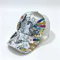 Detalle de la gorra de béisbol de lentejuelas para mujer con cisne y flores de cristal - Ajustable / Plata
