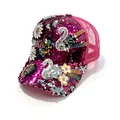 Primer plano detallado de los parches de cisne de strass y flores en la gorra de lentejuelas - Ajustable / Rosa rojo
