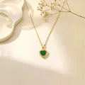 Elegante goldene Titanstahlkette mit einem herzförmigen grünen Edelsteinanhänger. - C195 Goldene Halskette mit grünem Herz