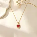 Elegante Halskette aus goldfarbenem Edelstahl mit einem strahlend roten Herz-Zirkonia-Anhänger. - C195 Goldene Halskette mit rotem Herz