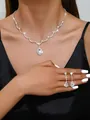 Detailansicht eines funkelnden Brautschmuck-Sets mit Strasssteinen am Model - 685 Silber