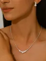 Elegantes Set aus Silberkette und passenden Ohrringen mit funkelnden Kristallen am Modell - 1670 Silber