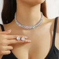 Eleganter quadratischer Strass-Halsketten- und Ohrring-Satz für Hochzeits- und Brautschmuck. - 1479 Silber