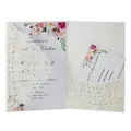 Elegante witte lasergesneden kanten huwelijksuitnodiging met bloemeninzet en RSVP-zakje - Ivoor Stijl