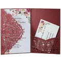 Elegante bordeauxrode lasergesneden huwelijksuitnodiging met bloemendetails. - Donkerrode Stijl
