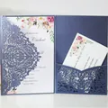 Elegante marineblauwe lasergesneden huwelijksuitnodiging met bloemige binnenkaarten - Marineblauwe Stijl