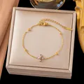Eleganteres vergoldetes Titanstahlarmband mit einem Kleeblatt-Anhänger aus lila Zirkon - Rosa Zirkonia Kleeblatt Armband(E2124) / Gold