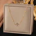Elegante goldene Titanstahl-Halskette mit lila Zirkon-Blumenanhänger auf Schmuckbox - Rosa Zirkonia Kleeblatt Halskette(H1188) / Gold