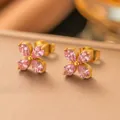 Elegante goudkleurige oorknopjes met roze zirkonia steentjes in een klavervorm design - Roze Zirkonia Klaver Oorknopjes(G251) / Goud