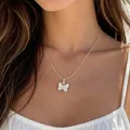 Collier élégant avec pendentif papillon en argent et nacre sur le cou d'une femme - Style Pendentif Papillon (32767-transparent-EP)
