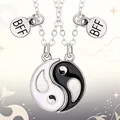 Gedetailleerd overzicht van Yin-Yang hangerkettingen met BFF-bedels voor beste vrienden - Holle Tai Chi BFF Ketting (Set van 2)