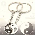 Gedetailleerde close-up van Yin Yang Tai Chi koppel sleutelhangers van glanzend metaal - Holle Tai Chi Sleutelhanger (Paar)
