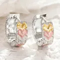 Elegante driekleurige hartvormige U-vormige creolen met textuur in zilver goud en roségoud - Driekleurige Hartstijl (E4948)