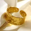 Eleganter vergoldeter Edelstahl Armreif mit Hammerschlag-Textur für modebewusste Damen - Gehämmerter Breiter Stil (FYD6284SZ) / Gold