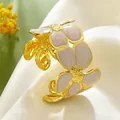 Elegantes goldplattiertes Edelstahl-Armreif mit weißem Emaille-Blumendesign - Blumenmuster (RT16SZ) / Weiß