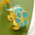 Eleganter vergoldeter Edelstahl-Armreif mit blauen Emaille-Blumen-Design - Blumenmuster (RT16SZ) / Blau