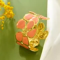 Eleganter goldener Edelstahl-Armreif mit großen rosa emaillierten Blumenblättern - Blumenmuster (RT16SZ) / Orange