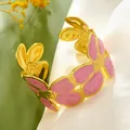 Eleganter Armreif mit rosa Emaille-Blumen aus vergoldetem Edelstahl, modisch und edel - Blumenmuster (RT16SZ) / Rosa