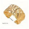 Massiver vergoldeter Edelstahl-Armreif mit Hammerschlag-Textur und Maßangaben - Breiter Wave Gehämmerter Stil (JH035) / Gold